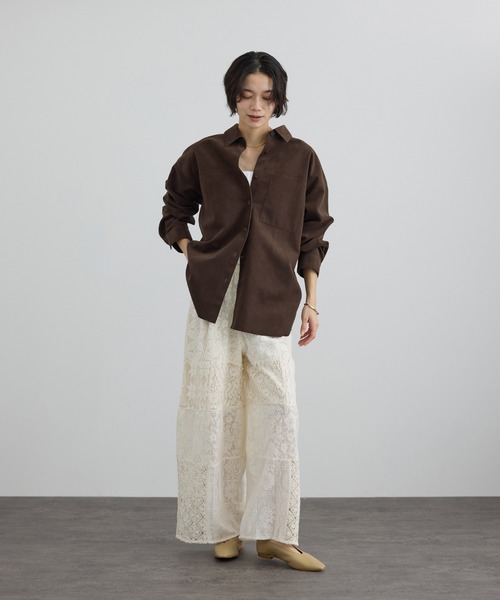 SALON adam et rope'（サロン アダム エ ロペ）の「Ultrasuede(R)オーバーシャツ / セットアップ対応（シャツ/ブラウス・レディース・ベージュ/ブラウン・FREE）」の4枚目の写真