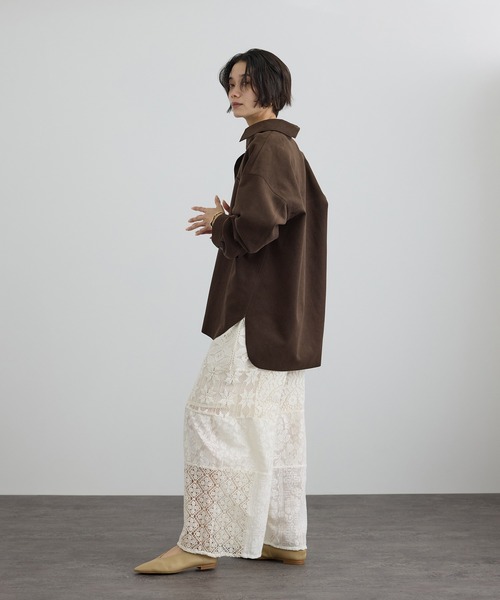 SALON adam et rope'（サロン アダム エ ロペ）の「Ultrasuede(R)オーバーシャツ / セットアップ対応（シャツ/ブラウス・レディース・ベージュ/ブラウン・FREE）」の6枚目の写真