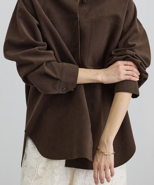 SALON adam et rope'（サロン アダム エ ロペ）の「Ultrasuede(R)オーバーシャツ / セットアップ対応（シャツ/ブラウス・レディース・ベージュ/ブラウン・FREE）」の9枚目の写真