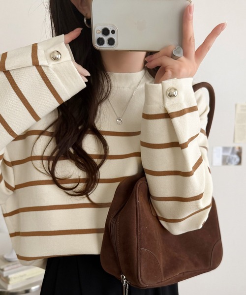 classicalelf(クラシカルエルフ)の「【26AW新色3色登場!】ゆったりなのに上品でキチンと見え。ミラノリブ袖先ゴールドボタンプルオーバー(ニット/セーター・レディース・ネイビー/ホワイト系その他/ブラウン/レッド/ブラック/アイボリー/ブラック系その他/ブルー系その他/ホワイト系その他2/ブラウン系その他・LARGE/MEDIUM/SMALL/X-LARGE)」の3枚目の写真