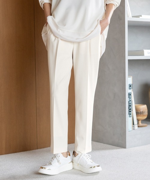 Elura（エルーラ）の「≪イージーケア≫サマ見えリラクシーテーパ－ド〈低身長サイズあり〉/582758（その他パンツ・レディース・ダークブラウン/キャメル/オフホワイト/ブラック/チャコールグレー/ライトブルー・MEDIUM/LARGE/FREE(S)）」の2枚目の写真