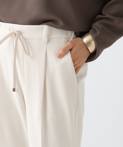 Elura（エルーラ）の「≪イージーケア≫サマ見えリラクシーテーパ－ド〈低身長サイズあり〉/582758（その他パンツ・レディース・ダークブラウン/キャメル/オフホワイト/ブラック/チャコールグレー/ライトブルー・MEDIUM/LARGE/FREE(S)）」の11枚目の写真