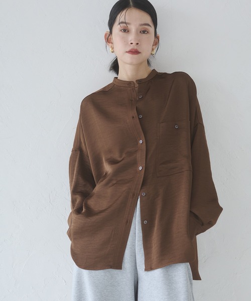 hunch（ハンチ）の「マットサテン バンドカラー オーバーシャツ（シャツ/ブラウス・レディース・ブラウン/チャコール/ベージュ・FREE）」の2枚目の写真