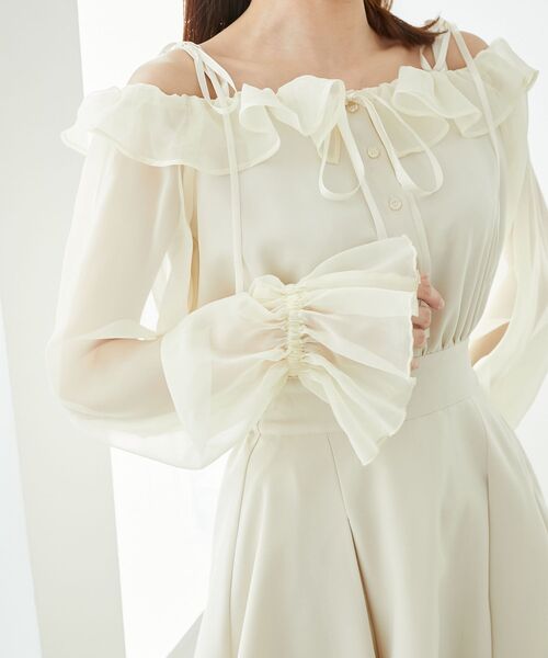 MAJESTIC LEGON(マジェスティックレゴン)の「袖異素材ミニワンピース(ワンピース・レディース・グレー/アイボリー/ブラック・MEDIUM)」の4枚目の写真