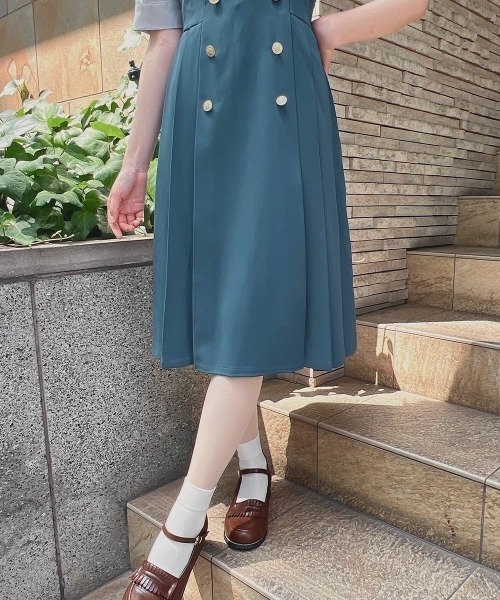 F i.n.t（フィント）の「【セットアップ対応】ゴールド釦プリーツジャンパースカート/fint フィント（ジャンパースカート・レディース・ブルーグリーン/モカ・FREE）」の4枚目の写真