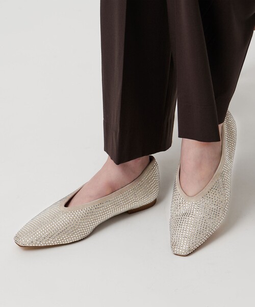 UNITED ARROWS(ユナイテッドアローズ)の「ラインストーン フラットシューズ(パンプス・レディース・ベージュ/ブラック・36h/37/36/38/37h/35/35h)」の1枚目の写真
