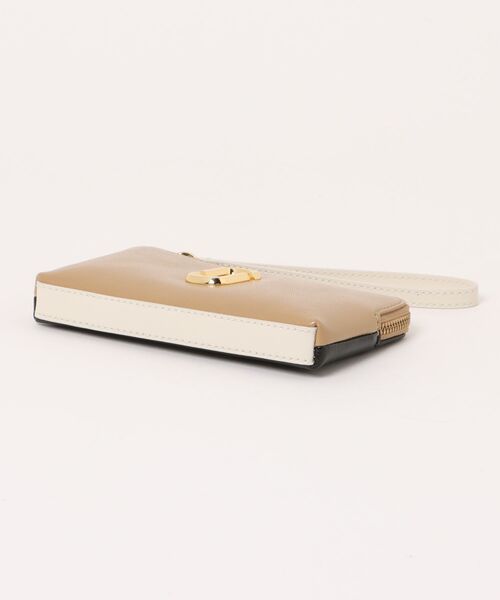 MARC JACOBS（マークジェイコブス）の「THE SNAPSHOT WRISTLET/ザ スナップショット リストレット（財布・レディース・ブラウン系その他・ONE SIZE）」の3枚目の写真