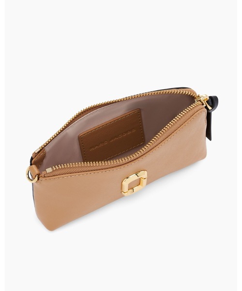 MARC JACOBS（マークジェイコブス）の「THE SNAPSHOT WRISTLET/ザ スナップショット リストレット（財布・レディース・ブラウン系その他・ONE SIZE）」の5枚目の写真