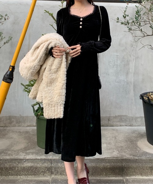 Maison Calme(メゾンカルム)の「スクエアネックボタンベロアロングスリット入りフレアワンピース 結婚式 パーティー デート(ワンピース・レディース・ブラック・F)」の11枚目の写真