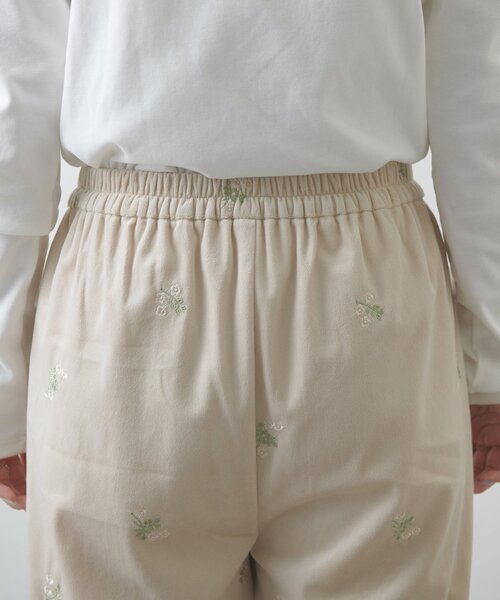 chao⭐　アルベロベロ♥️ぶたさん刺繍入りホワイトカジュアルパンツ セール】【umm.】ベロア刺繍セミフレアパンツ（その他パンツ