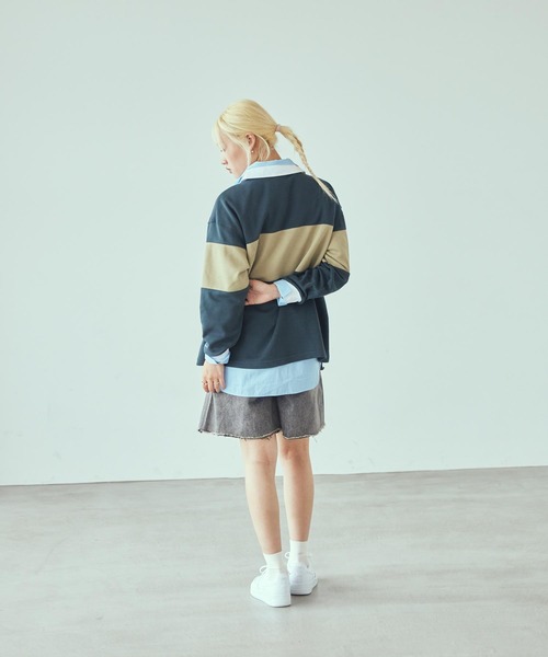 NIKE(ナイキ)の「ナイキ スポーツウェア ウィメンズ ロングスリーブ グラフィック ポロ トップ / Nike Sportswear Women's Long-Sleeve Graphic Polo Top HV4034-390 Seaweed(ポロシャツ・レディース・ダークグリーン・M/L/XL/S/XS)」の5枚目の写真