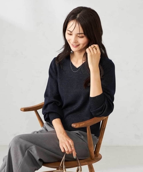 a.v.v(アーヴェヴェ)の「【洗える】ラメVネック美ラクるパフスリーブニット(ニット/セーター・レディース・ダークインディゴブルー/ネイビー/アイボリー・36/38/42/40)」の11枚目の写真