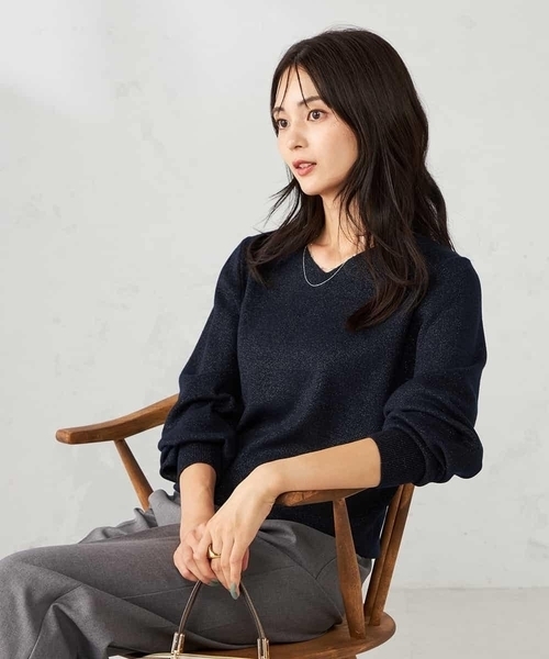 a.v.v(アーヴェヴェ)の「【洗える】ラメVネック美ラクるパフスリーブニット(ニット/セーター・レディース・ダークインディゴブルー/ネイビー/アイボリー・36/38/42/40)」の12枚目の写真