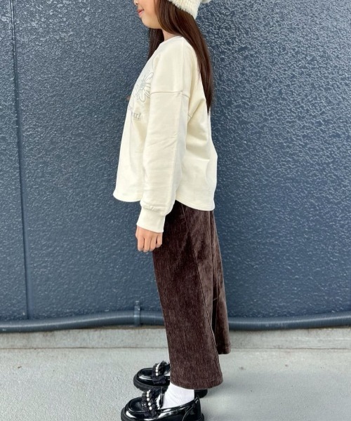 Right-on（ライトオン）の「VIVIAN BLUE(ヴィヴィアンブルー)【キッズ】【学校もお出かけも】袖ボリュームスウェットプルオーバー（綿の着心地/袖ボリューム/お手入れ簡単）（スウェット・キッズ・ブラック/サックスブルー/ダークグレー/イエロー/ベージュ/ホワイト・110/120/130/140/150/160）」の21枚目の写真