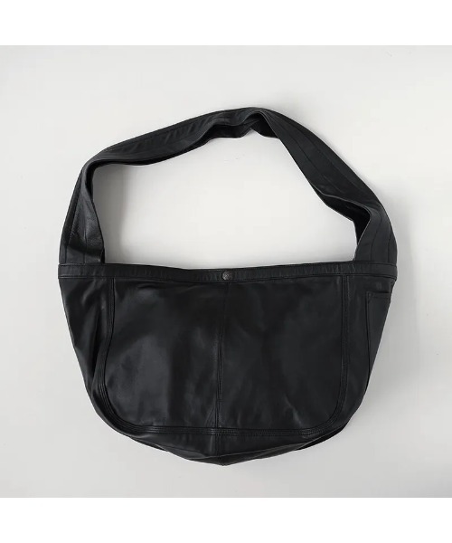 bukht（ブフト）の「BUKHT ブフト / LEATHER NEWS PAPER BAG MEDIUM（ショルダーバッグ・メンズ・ブラック・FREE）」の2枚目の写真