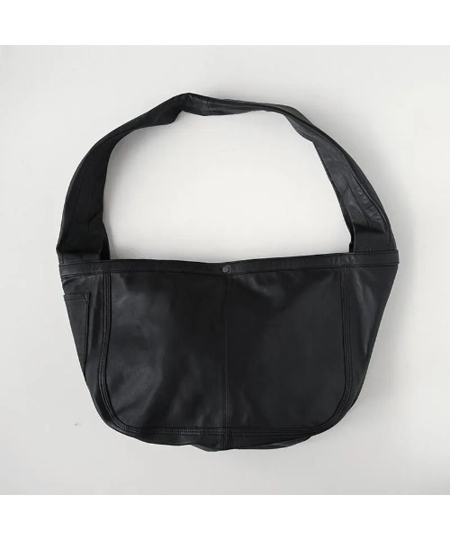 bukht（ブフト）の「BUKHT ブフト / LEATHER NEWS PAPER BAG MEDIUM（ショルダーバッグ・メンズ・ブラック・FREE）」の3枚目の写真