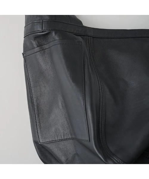 bukht（ブフト）の「BUKHT ブフト / LEATHER NEWS PAPER BAG MEDIUM（ショルダーバッグ・メンズ・ブラック・FREE）」の7枚目の写真