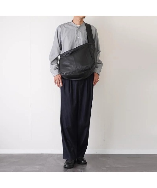 bukht（ブフト）の「BUKHT ブフト / LEATHER NEWS PAPER BAG MEDIUM（ショルダーバッグ・メンズ・ブラック・FREE）」の8枚目の写真