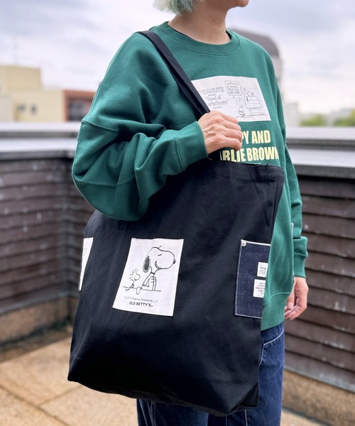 SNOOPY×OLD BETTY'S（スヌーピーカケルオールドベティーズ）の「SNP Canvas 2WAY Tote Bag（ショルダーバッグ・レディース・ブラック/ライトグレー/ライトグレー系/ブラック系その他/ナチュラル/グレー系その他2/ブラック系その他2・フリー/FREE）」の2枚目の写真