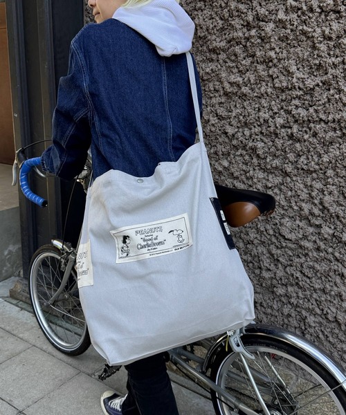 SNOOPY×OLD BETTY'S（スヌーピーカケルオールドベティーズ）の「SNP Canvas 2WAY Tote Bag（ショルダーバッグ・レディース・ブラック/ライトグレー/ライトグレー系/ブラック系その他/ナチュラル/グレー系その他2/ブラック系その他2・フリー/FREE）」の4枚目の写真