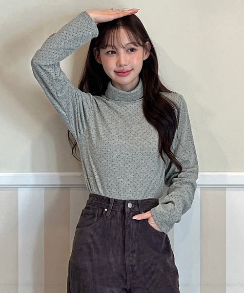 by muni:r（バイ ムニール）の「【着用動画あり・3色展開】ドットハイネックTシャツ（Tシャツ/カットソー・レディース・アイボリー/ブラック/グレー・FREE）」の2枚目の写真