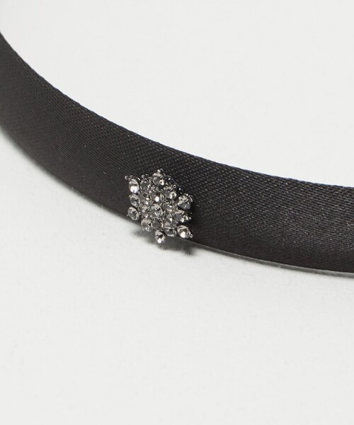UNITED ARROWS（ユナイテッドアローズ）の「ビジュー×サテン ヘッドバンド（ヘアバンド・レディース・ブラック・FREE）」の4枚目の写真