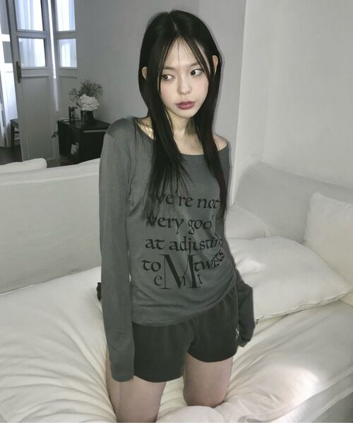 MUCENT(ムセント)の「マサカレタリングUネックロングスリーブTシャツ(2カラー)(Tシャツ/カットソー・レディース・ブラック/チャコール・FREE)」の4枚目の写真