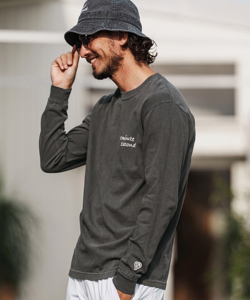 1minute 1second（ワンミニットワンセカンド）の「mlt5503-cursive embroidery pigment long sleeve cut&sewn ロングスリーブTシャツ(1M26H330)（Tシャツ/カットソー・メンズ・ブラック/ネイビー/ホワイト・XL/L/M/S）」の2枚目の写真