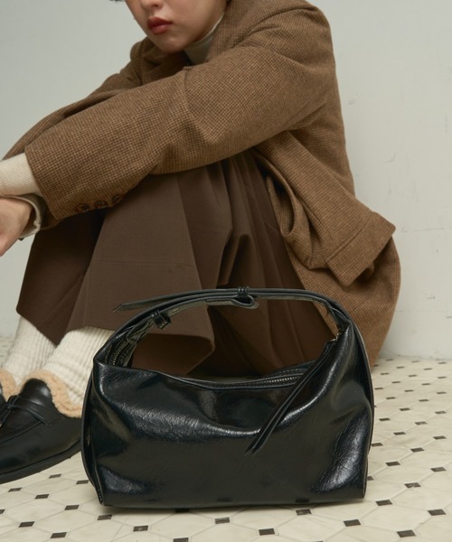 Lutim by u（ルチバイユー）の「Faux leather tie strap bag / フェイクレザータイストラップバッグ（ハンドバッグ・レディース・ブラウン/ブラック・FREE）」の2枚目の写真