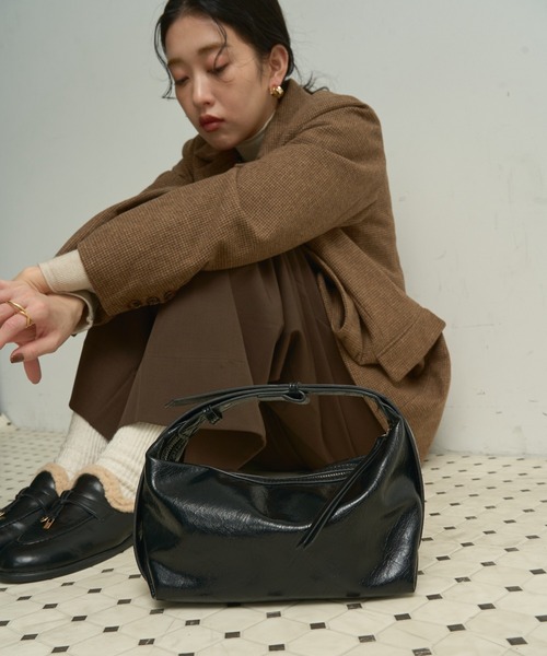 Lutim by u（ルチバイユー）の「Faux leather tie strap bag / フェイクレザータイストラップバッグ（ハンドバッグ・レディース・ブラウン/ブラック・FREE）」の15枚目の写真