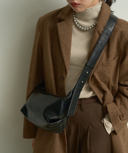 Lutim by u（ルチバイユー）の「Faux leather tie strap bag / フェイクレザータイストラップバッグ（ハンドバッグ・レディース・ブラウン/ブラック・FREE）」の12枚目の写真