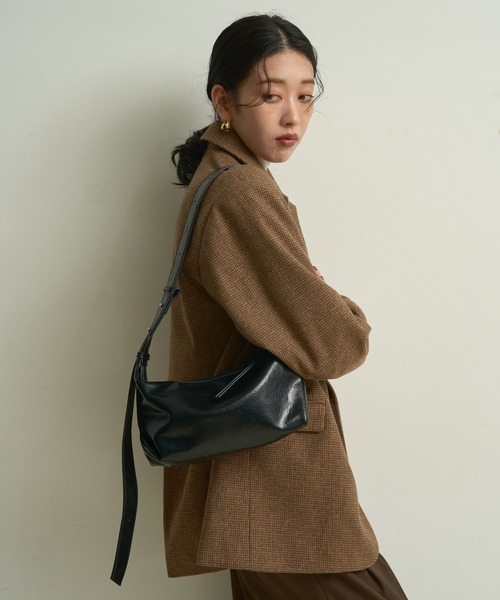 Lutim by u（ルチバイユー）の「Faux leather tie strap bag / フェイクレザータイストラップバッグ（ハンドバッグ・レディース・ブラウン/ブラック・FREE）」の9枚目の写真