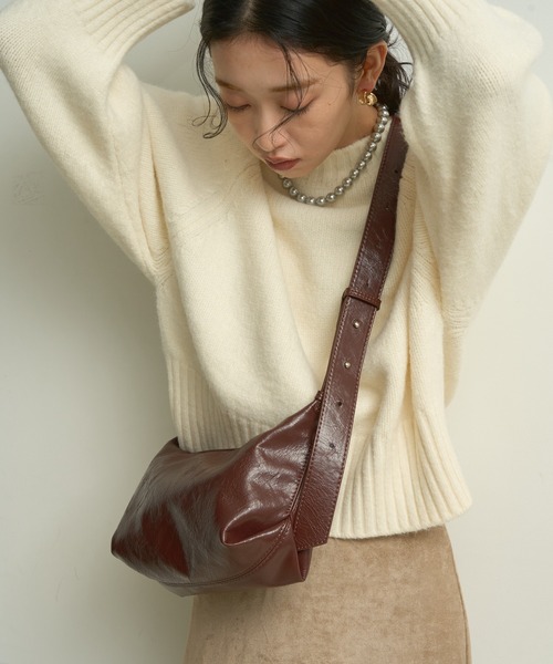 Lutim by u（ルチバイユー）の「Faux leather tie strap bag / フェイクレザータイストラップバッグ（ハンドバッグ・レディース・ブラウン/ブラック・FREE）」の7枚目の写真