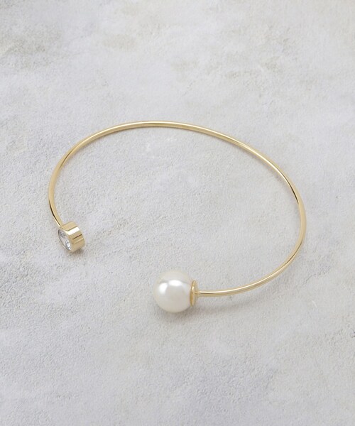 OPAQUE.CLIP（オペークドットクリップ）の「フェイクパールビジュー メタルバングル（ブレスレット・レディース・ゴールド/シルバー・00）」の2枚目の写真