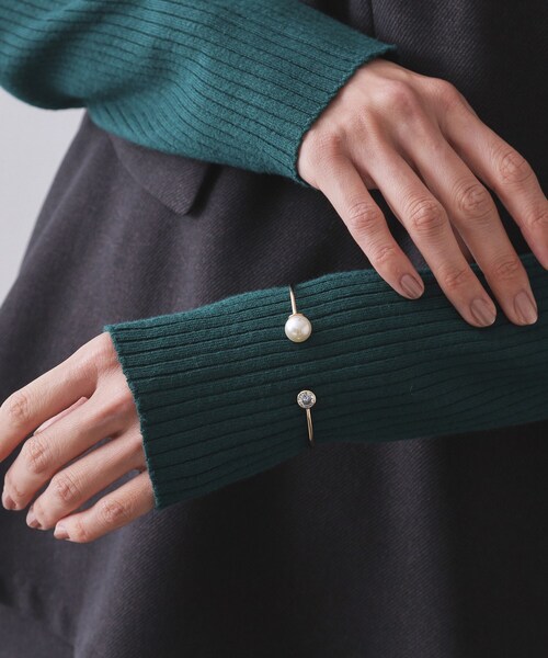 OPAQUE.CLIP（オペークドットクリップ）の「フェイクパールビジュー メタルバングル（ブレスレット・レディース・ゴールド/シルバー・00）」の3枚目の写真