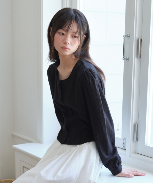 YUPPE(ヨッペ)の「TUCKLINE SOFT SHIRT_BLACK(シャツ/ブラウス・レディース・その他・ONE SIZE)」の3枚目の写真