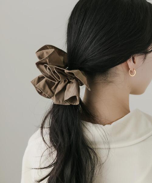 SMELLY（スメリー）の「ベーシックフリルシュシュ（ヘアゴム・レディース・モカ・-）」の3枚目の写真