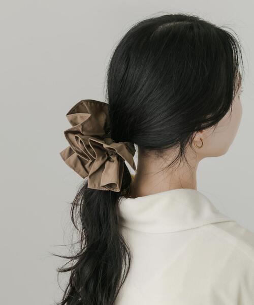 SMELLY（スメリー）の「ベーシックフリルシュシュ（ヘアゴム・レディース・モカ・-）」の4枚目の写真