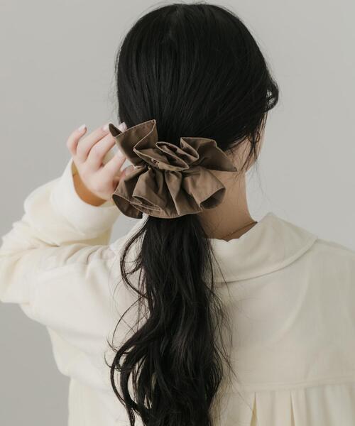 SMELLY（スメリー）の「ベーシックフリルシュシュ（ヘアゴム・レディース・モカ・-）」の5枚目の写真