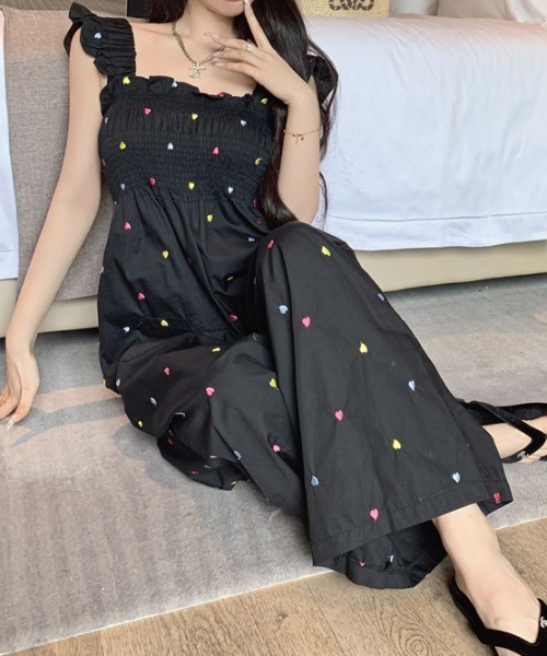 deux amour(ドゥーザムール)の「ハートモチーフ総柄シャーリングキャミオールインワン(つなぎ/オールインワン・レディース・ブラック・FREE)」の3枚目の写真