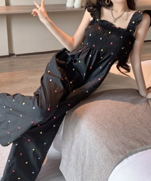 deux amour(ドゥーザムール)の「ハートモチーフ総柄シャーリングキャミオールインワン(つなぎ/オールインワン・レディース・ブラック・FREE)」の2枚目の写真