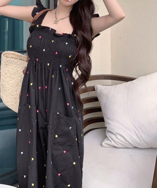 deux amour(ドゥーザムール)の「ハートモチーフ総柄シャーリングキャミオールインワン(つなぎ/オールインワン・レディース・ブラック・FREE)」の4枚目の写真