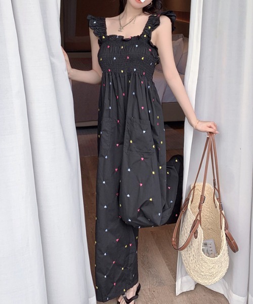 deux amour(ドゥーザムール)の「ハートモチーフ総柄シャーリングキャミオールインワン(つなぎ/オールインワン・レディース・ブラック・FREE)」の5枚目の写真