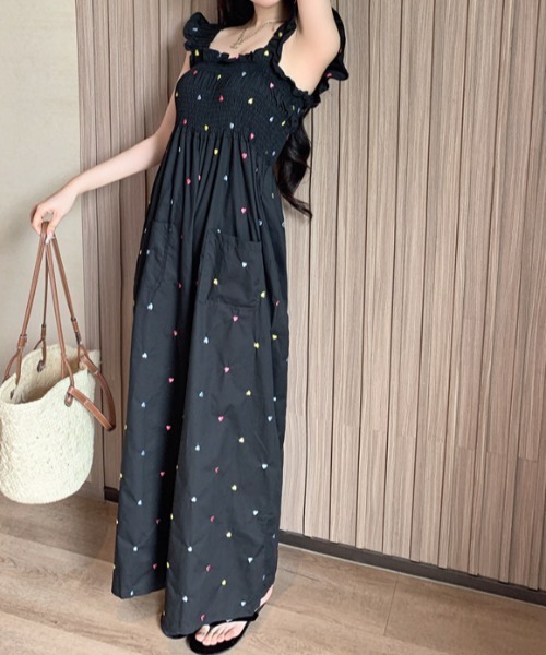 deux amour(ドゥーザムール)の「ハートモチーフ総柄シャーリングキャミオールインワン(つなぎ/オールインワン・レディース・ブラック・FREE)」の9枚目の写真