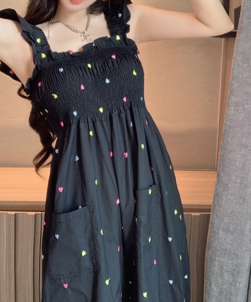 deux amour(ドゥーザムール)の「ハートモチーフ総柄シャーリングキャミオールインワン(つなぎ/オールインワン・レディース・ブラック・FREE)」の11枚目の写真
