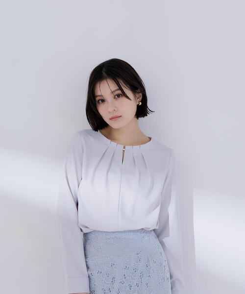 NATURAL BEAUTY BASIC（ナチュラルビューティーベーシック）の「◇ネックタックブラウス（シャツ/ブラウス・レディース・ラベンダー/グレー/オフホワイト・SMALL/MEDIUM）」の6枚目の写真