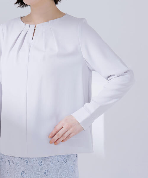 NATURAL BEAUTY BASIC（ナチュラルビューティーベーシック）の「◇ネックタックブラウス（シャツ/ブラウス・レディース・ラベンダー/グレー/オフホワイト・SMALL/MEDIUM）」の16枚目の写真