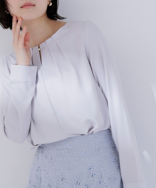 NATURAL BEAUTY BASIC（ナチュラルビューティーベーシック）の「◇ネックタックブラウス（シャツ/ブラウス・レディース・ラベンダー/グレー/オフホワイト・SMALL/MEDIUM）」の3枚目の写真