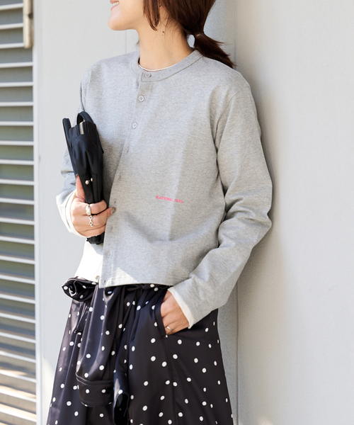 OUTDOOR PRODUCTS(アウトドアプロダクツ)の「ロゴ刺繍コットンクルーネックカーディガン(カーディガン/ボレロ・レディース・レッド/ホワイト/チャコールグレー/ブラック・FREE)」の3枚目の写真