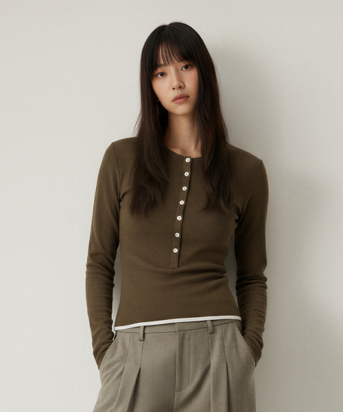 BUTTON SEOUL（ボタンソウル）の「[ウィメンズ] タイニーボタンヘンリーネックスリムロングスリーブTシャツ (4 COLORS)（Tシャツ/カットソー・レディース・ブラック/ライトグレー/ホワイト/カーキブラウン・SMALL/MEDIUM/LARGE）」の6枚目の写真